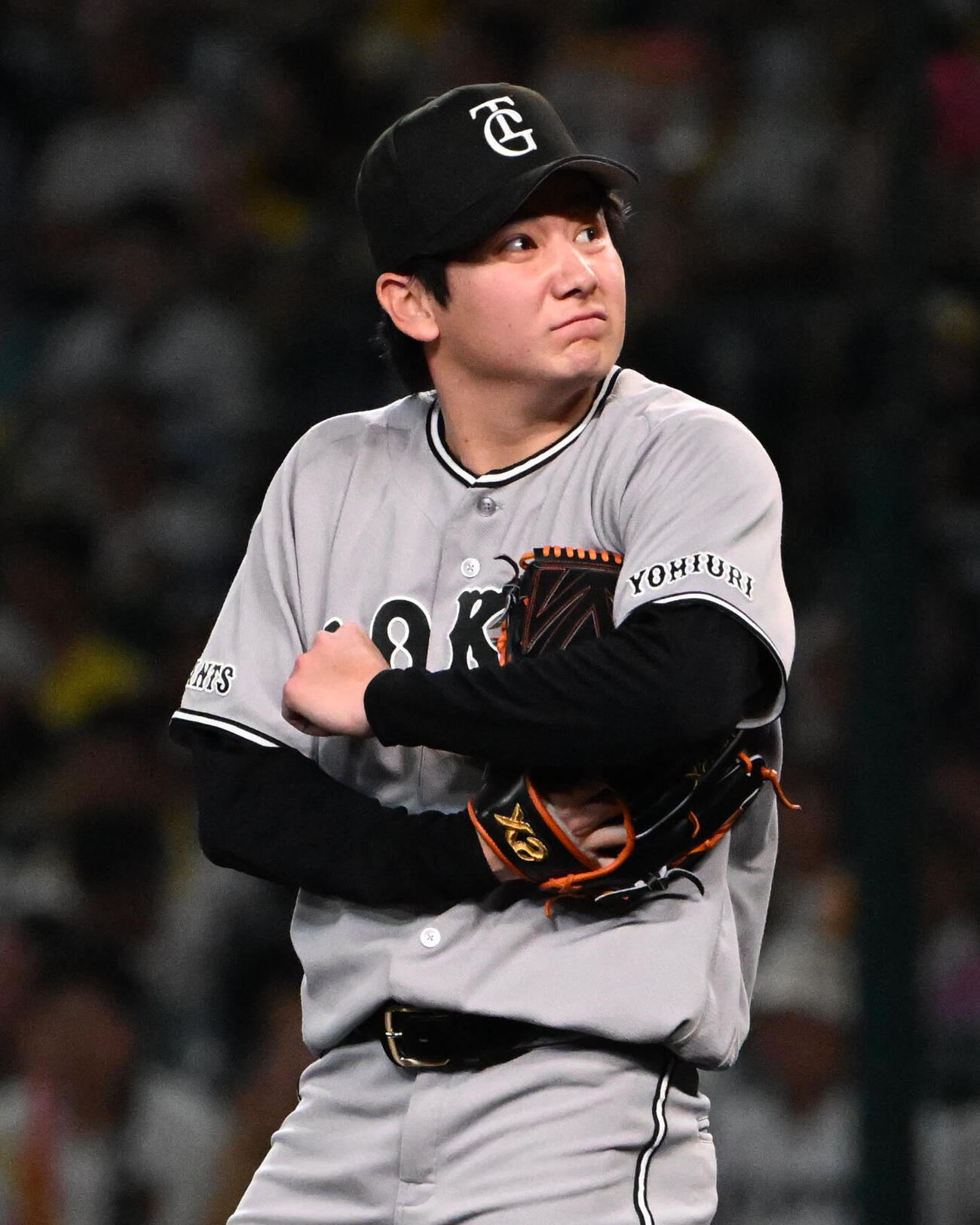 阪神対巨人　1回裏阪神無死一、二塁、森下翔太に四球を与え厳しい表情を見せる竹丸和幸（撮影・石井愛子）