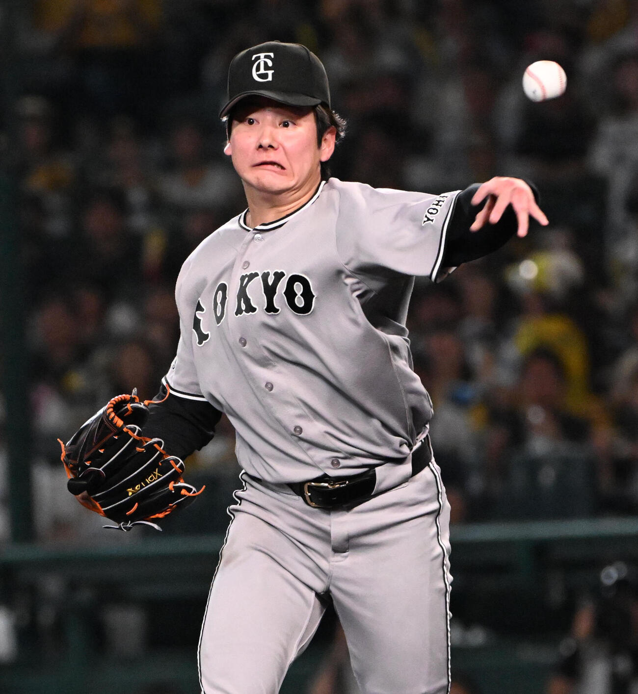 阪神対巨人　2回裏阪神無死一、三塁、元山飛優の投ゴロを三塁へ送球する竹丸和幸（撮影・石井愛子）