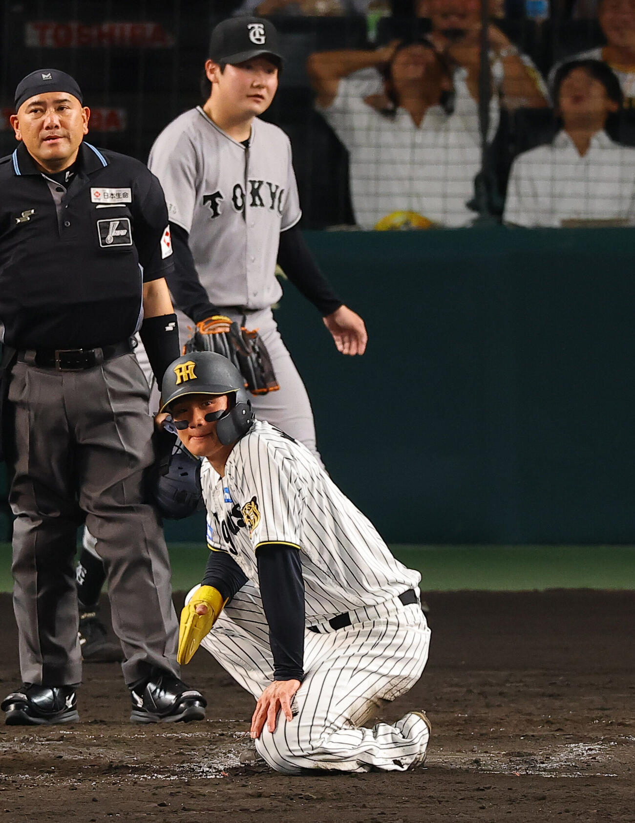 阪神対巨人　3回裏阪神1死二、三塁、森下翔太は大山悠輔の左飛で生還を狙うも憤死する。奥は先発の竹丸和幸（撮影・上田博志）