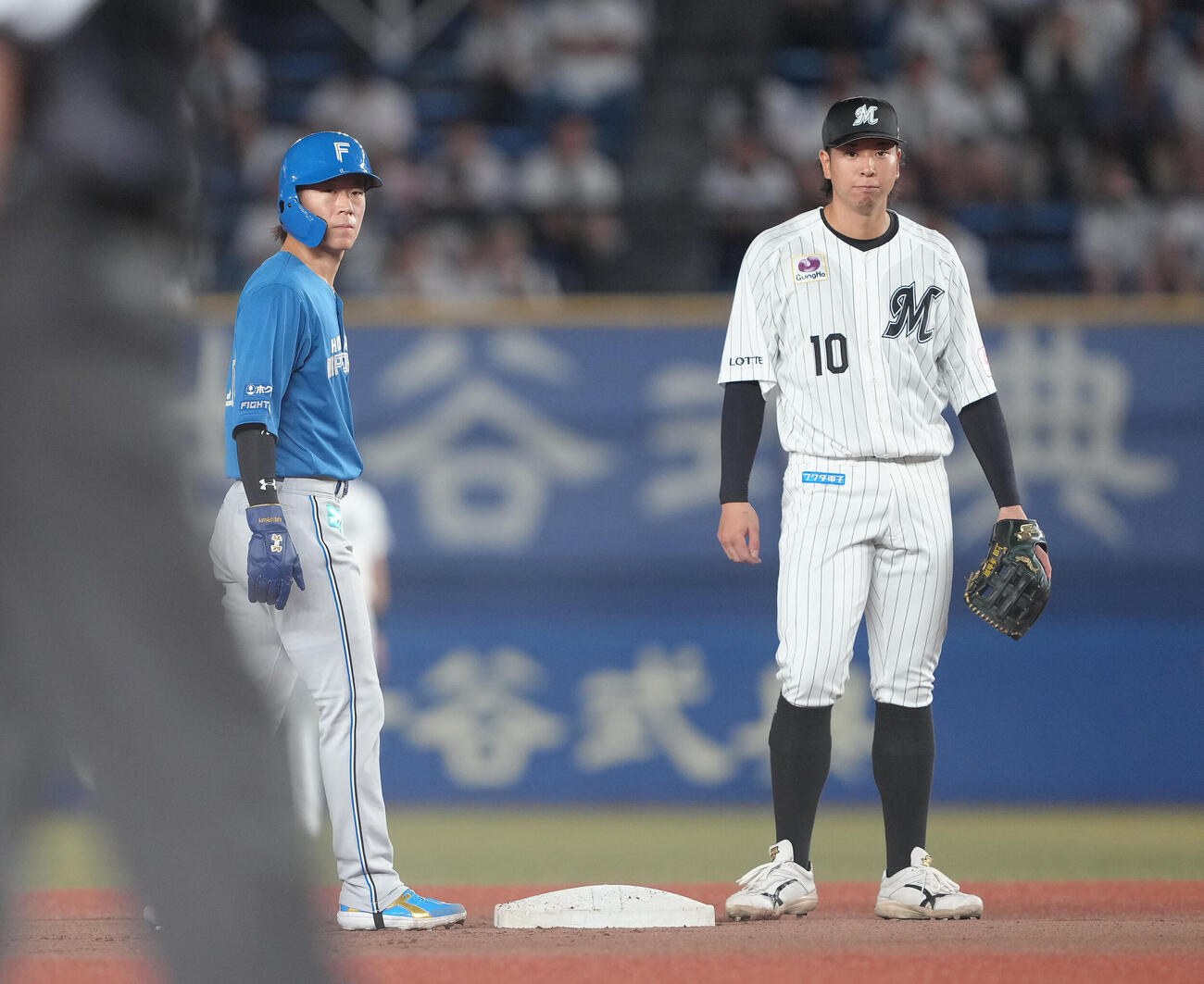 ロッテ対日本ハム　1回表日本ハム1死、1死二塁、重盗で二塁盗塁に成功する一塁走者矢沢宏太（左）（撮影・足立雅史）