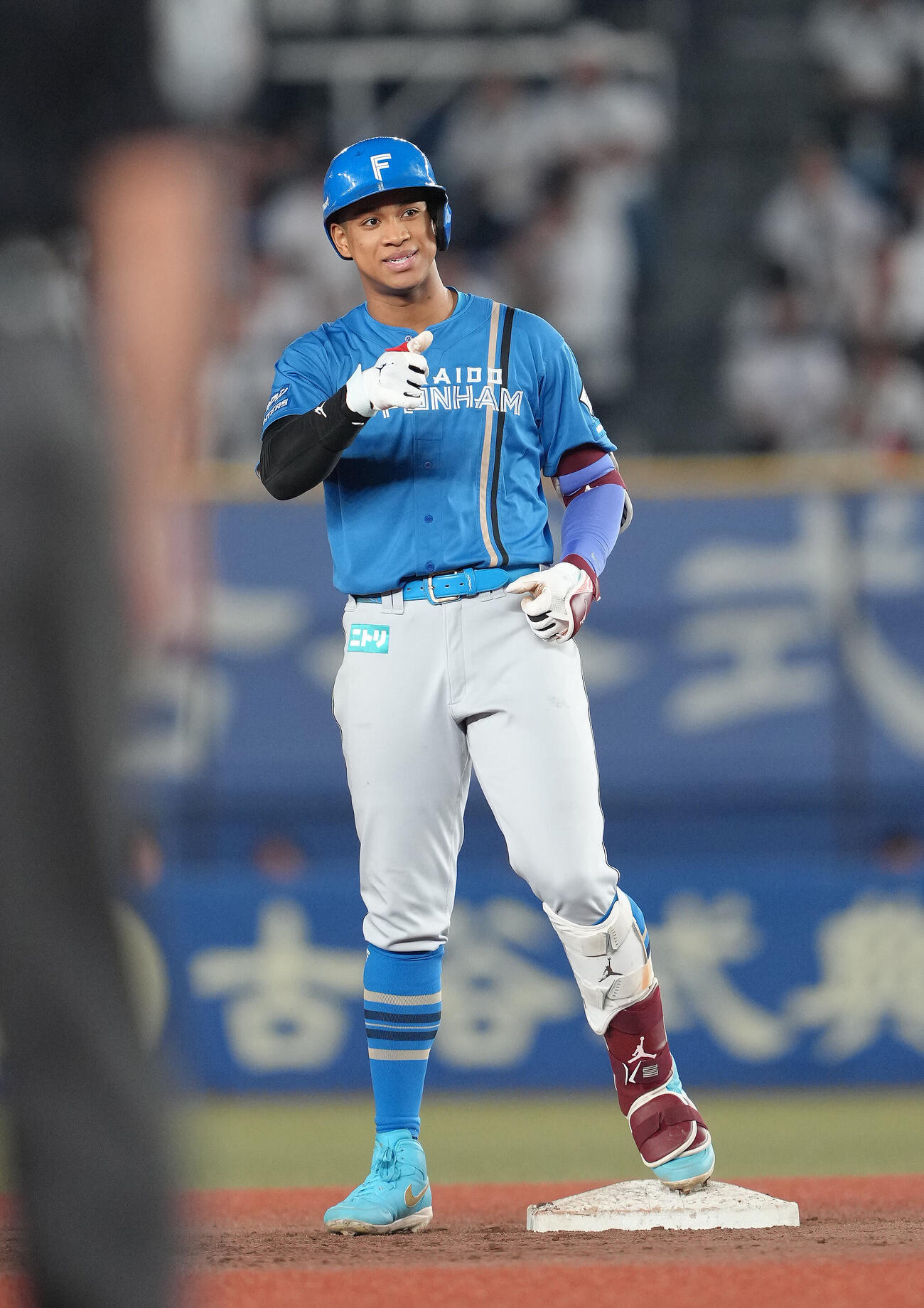 ロッテ対日本ハム　5回表日本ハム2死三塁、万波中正は適時二塁打を放ちベンチにポーズ（撮影・足立雅史）