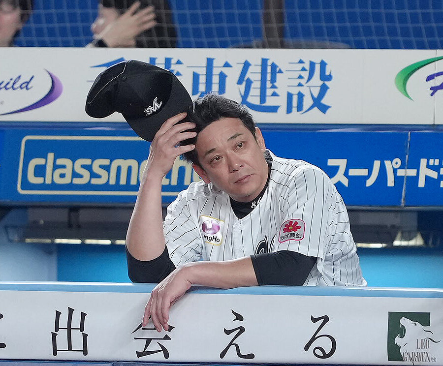 ロッテ対日本ハム　ベンチで浮かない表情を見せるロッテ・サブロー監督（撮影・足立雅史）
