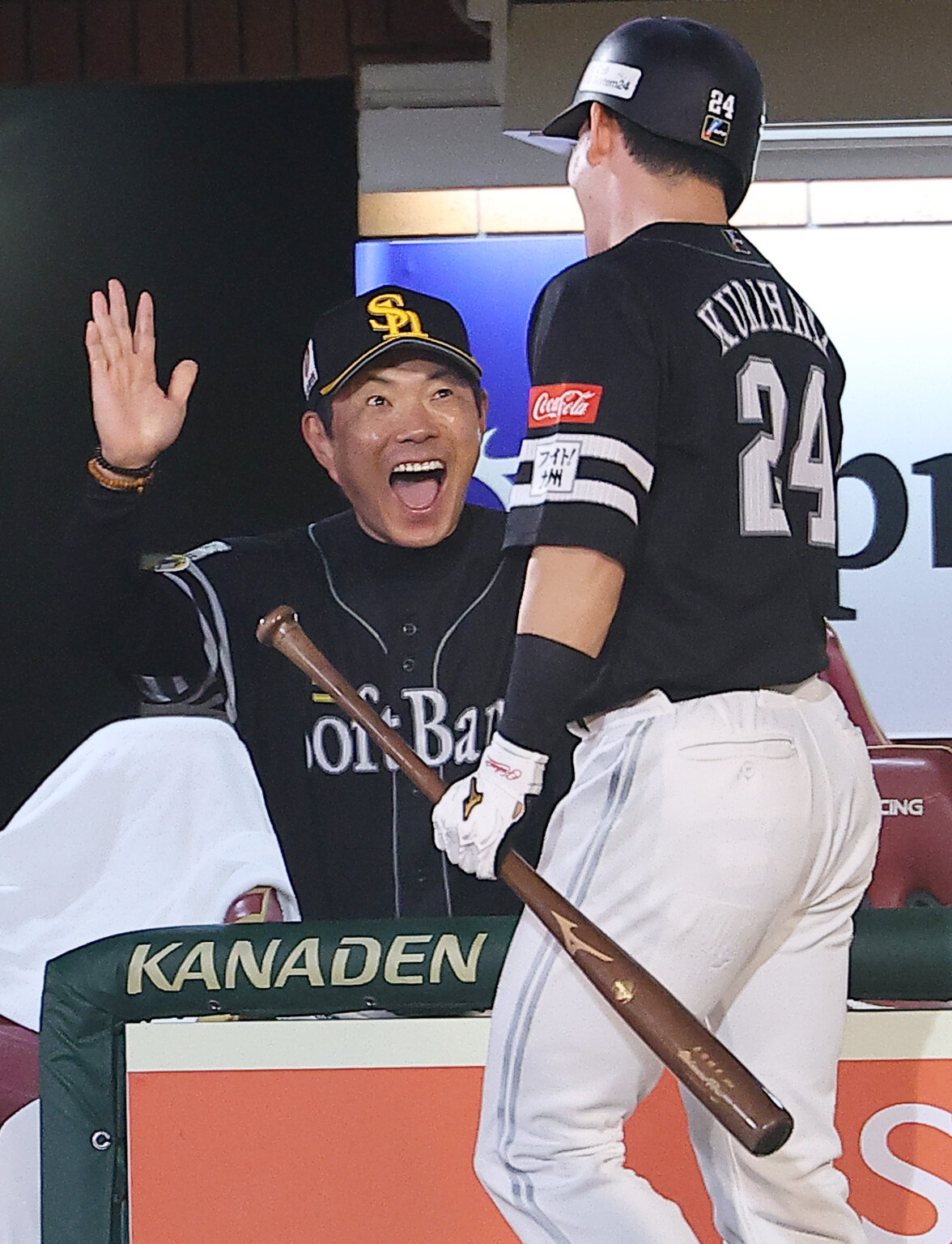 楽天対ソフトバンク　1回表ソフトバンク1死、40号本塁打を放った栗原陵矢を最高の笑顔で迎える小久保裕紀監督（撮影・野上伸悟）
