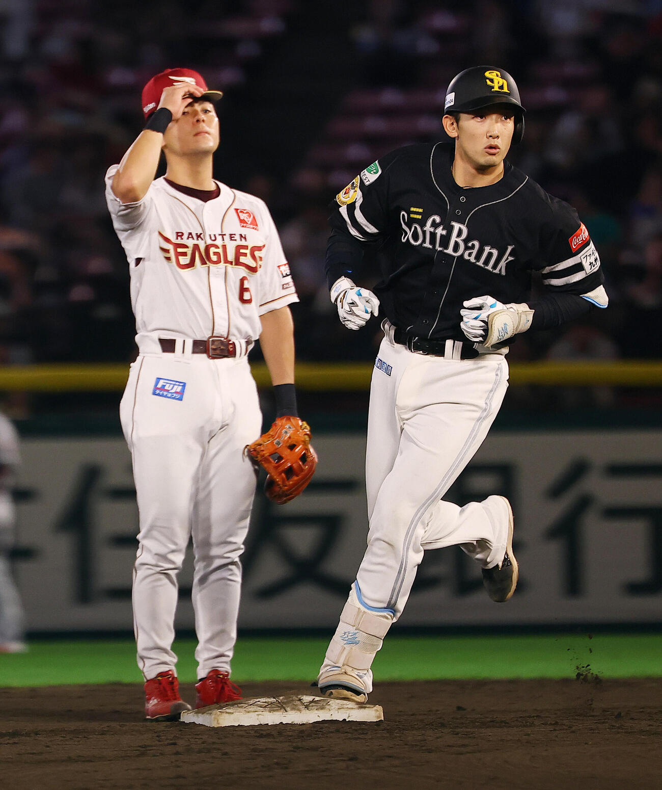 楽天対ソフトバンク　3回表ソフトバンク無死一塁、2点本塁打を放つ山本祐大（撮影・野上伸悟）