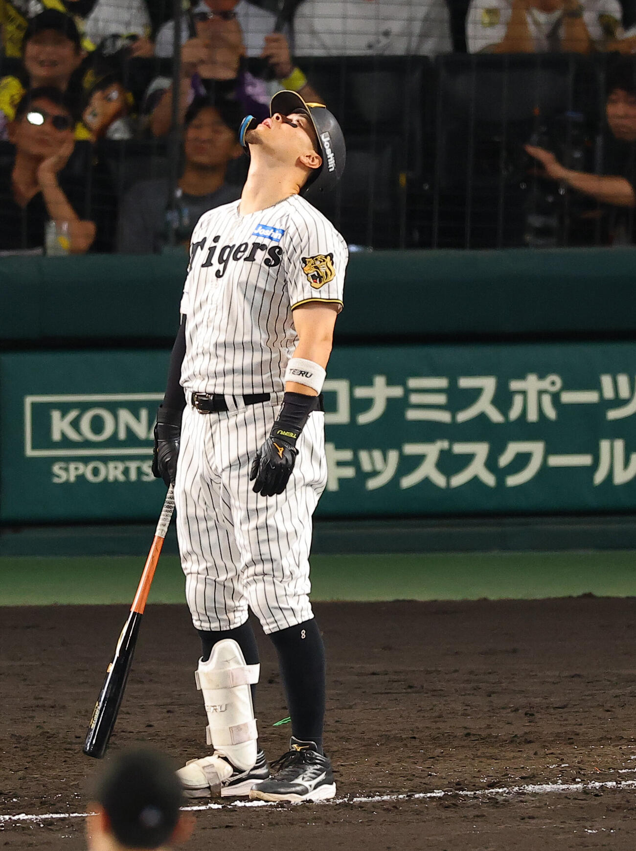 阪神対巨人　5回裏阪神1死一塁、一直併殺打に倒れた佐藤輝明は天を見上げる（撮影・上田博志）