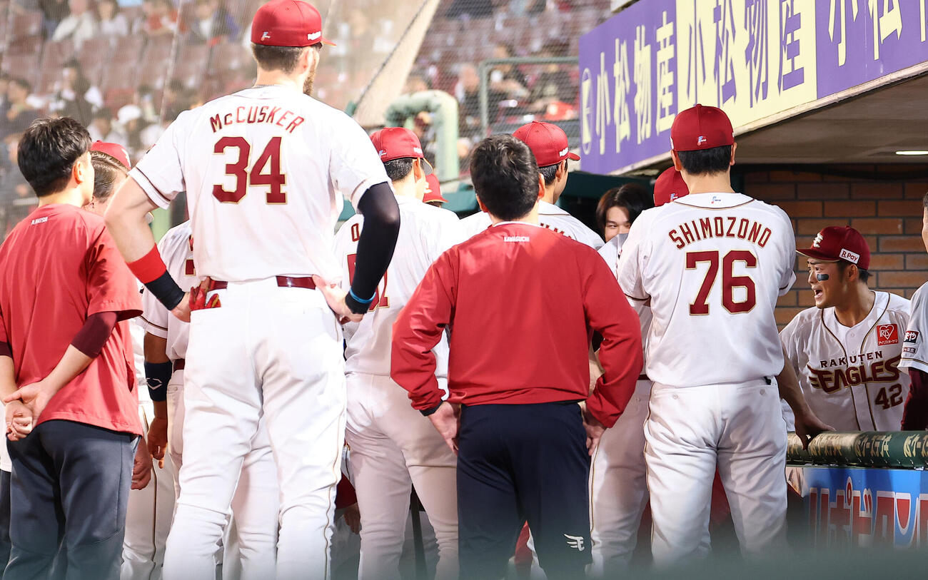 楽天対ソフトバンク　9番左翼で先発出場の楽天阪上翔也（右端）は試合前の円陣で声出し（撮影・野上伸悟）