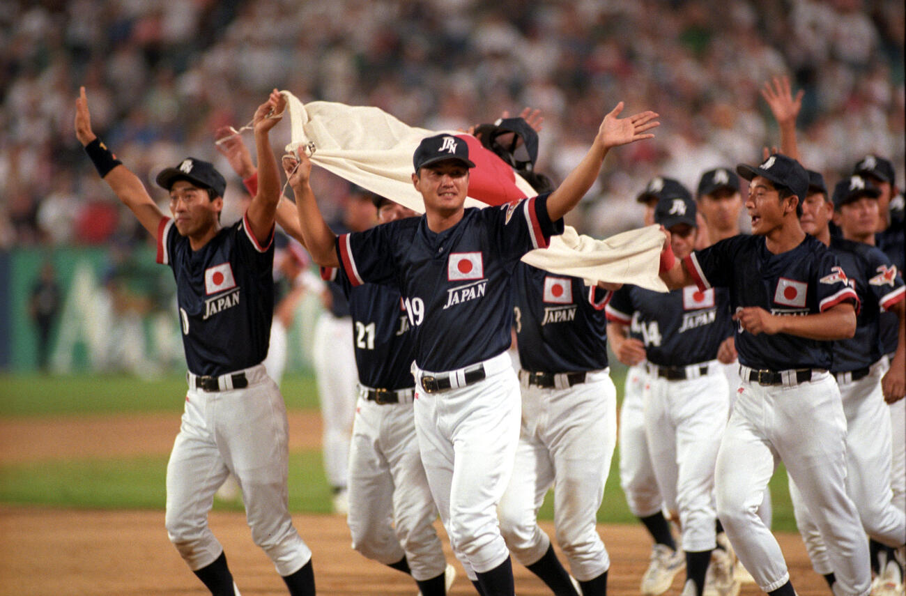 アトランタ五輪野球決勝　日本対キューバ　同点に追いついたが、再びキューバに突き放され銀メダルに輝いた日本代表ナインは杉浦正則を先頭に日の丸をかざしてスタンドの声援にこたえた（1996年8月2日撮影）