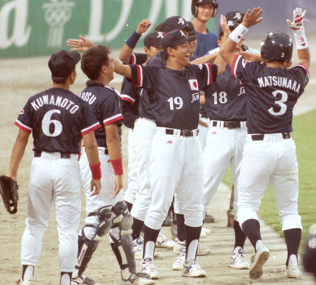 アトランタ五輪野球決勝　日本対キューバ　杉浦正則（中央）は満塁本塁打の松中信彦（右）を笑顔で迎える（1996年8月2日撮影）