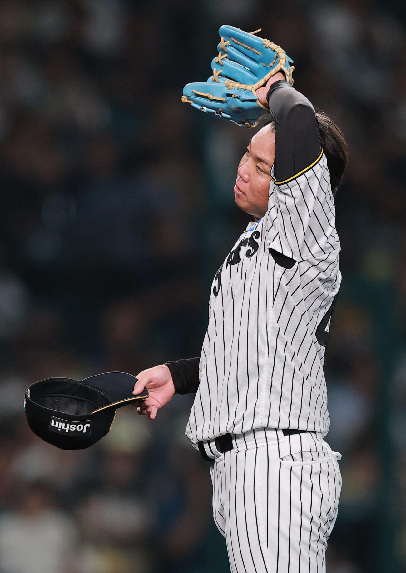 阪神対巨人　4回表巨人1死二塁、村上頌樹はリチャードに死球を当て帽子を取る（撮影・上山淳一）
