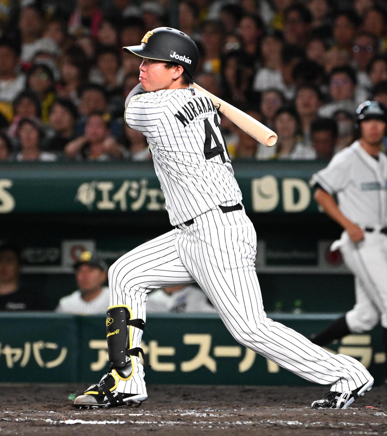 阪神対巨人　4回裏阪神2死一塁、村上頌樹は二塁打を放つ（撮影・石井愛子）