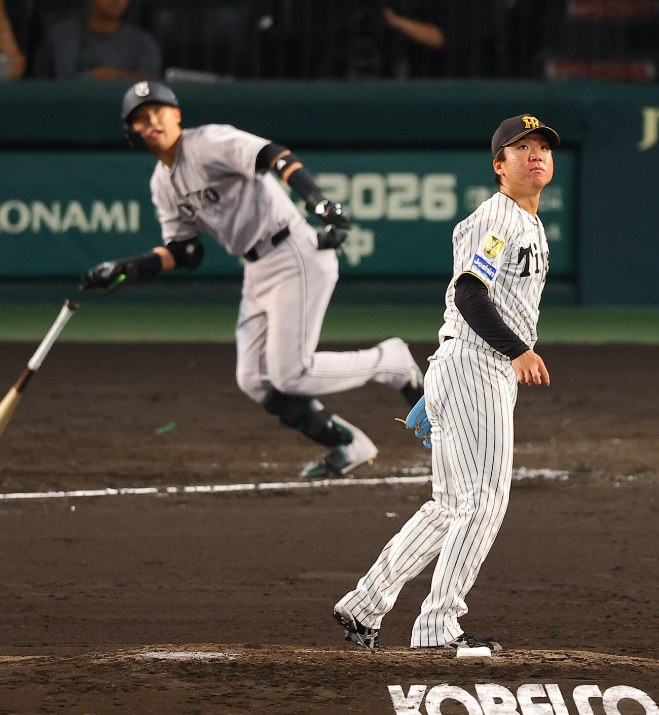 阪神対巨人　4回表巨人1死一、二塁、村上頌樹は吉川尚輝に先制適時打を浴びる（撮影・上田博志）