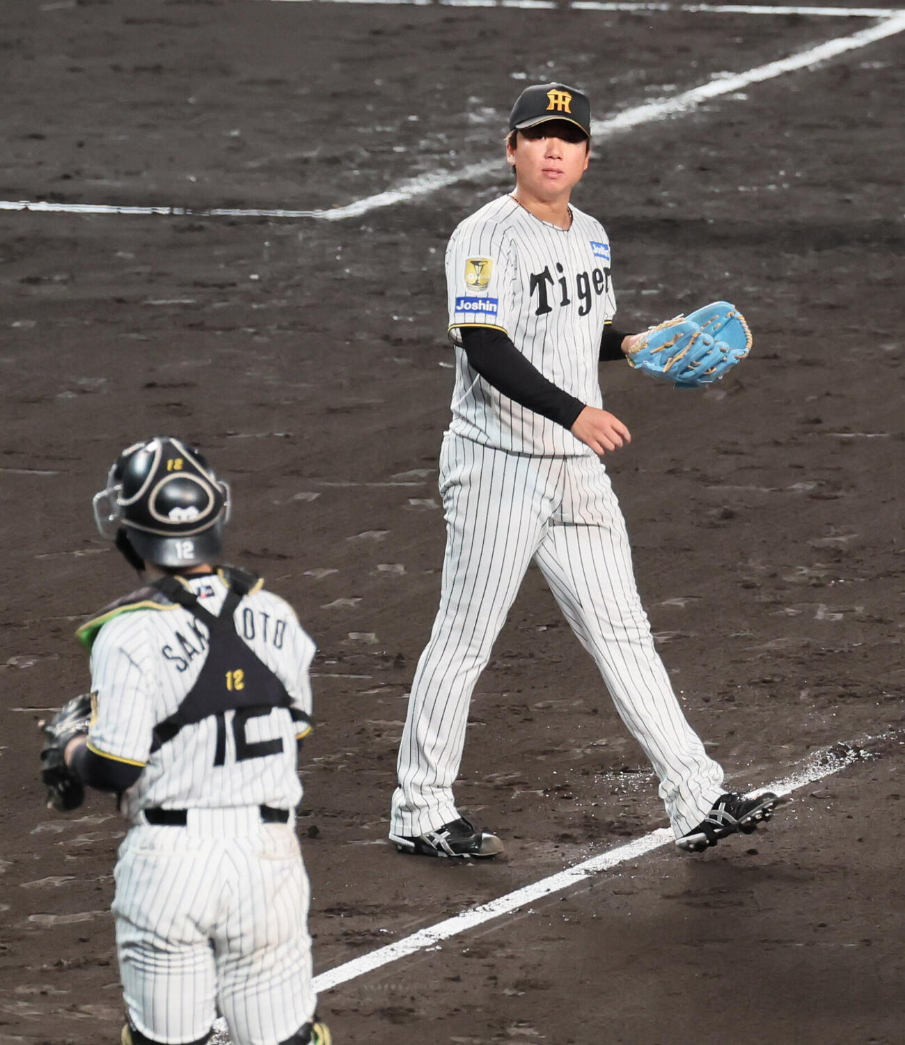 阪神対巨人　4回表巨人1死一、二塁、村上頌樹は吉川尚輝に先制適時打を浴びる（撮影・宮崎幸一）