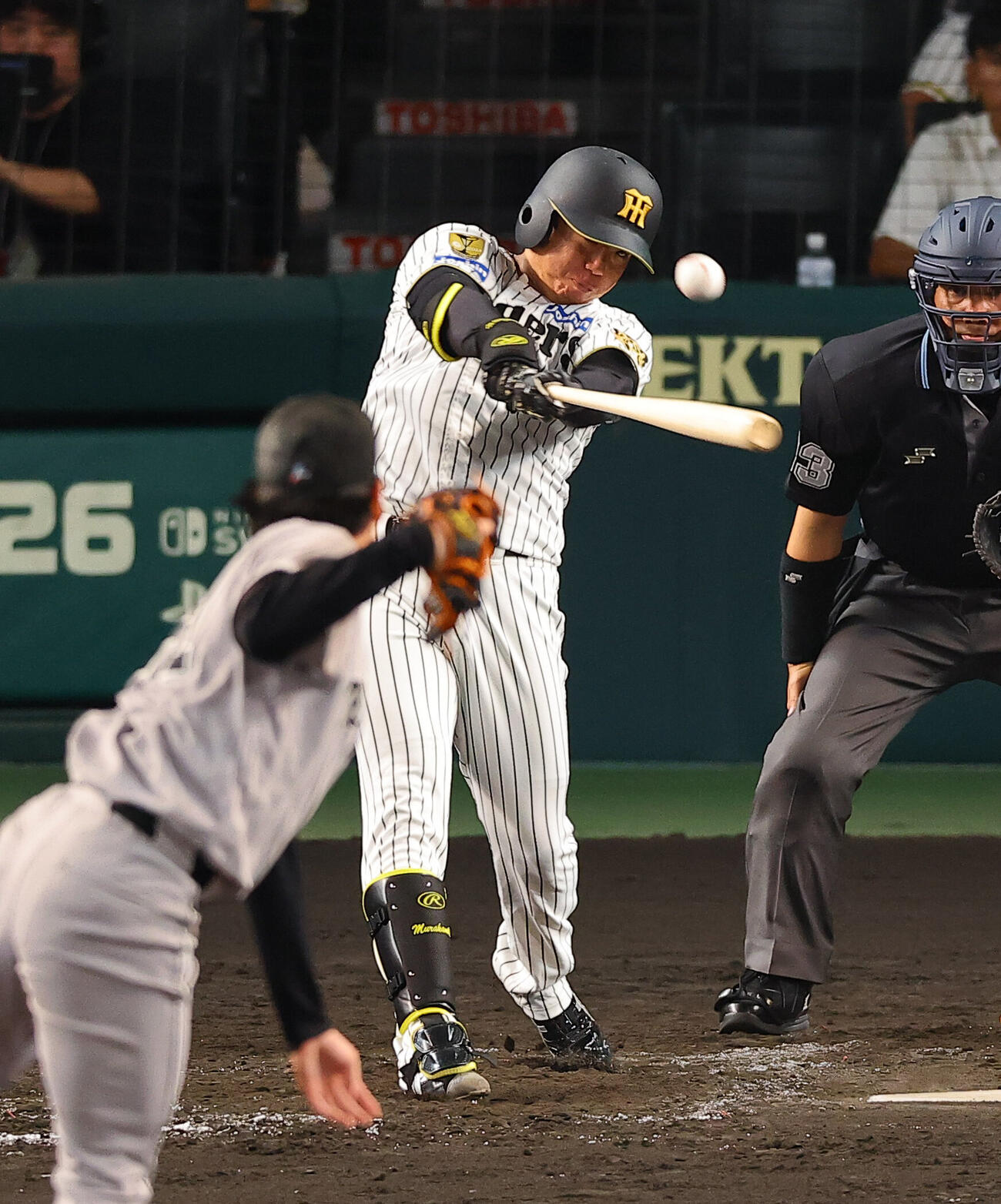 阪神対巨人　4回裏阪神2死一塁、村上頌樹は二塁打を放つ（撮影・上田博志）