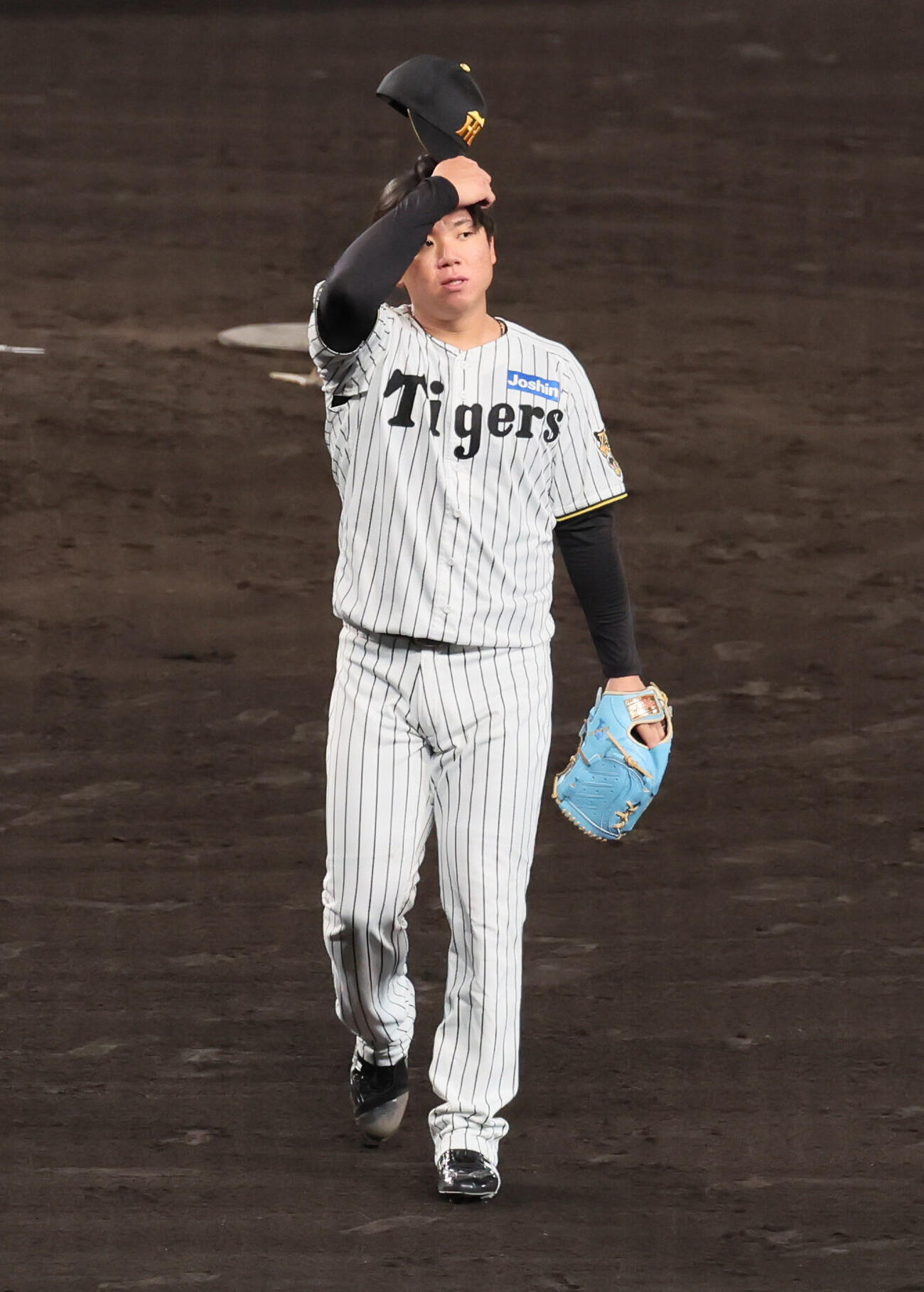 阪神対巨人　4回表巨人攻撃終了、村上頌樹は吉川尚輝に先制適時打を浴び、肩を落としてベンチに戻る（撮影・宮崎幸一）