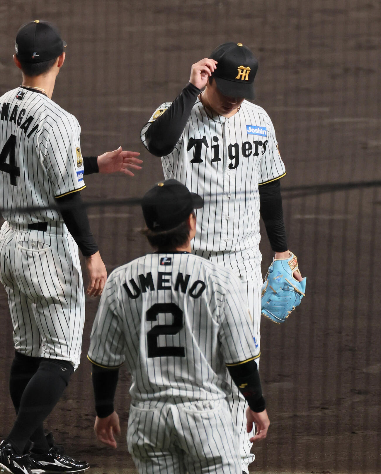 阪神対巨人　4回表巨人攻撃終了、村上頌樹は吉川尚輝に先制適時打を浴び、肩を落としてベンチに戻る（撮影・宮崎幸一）