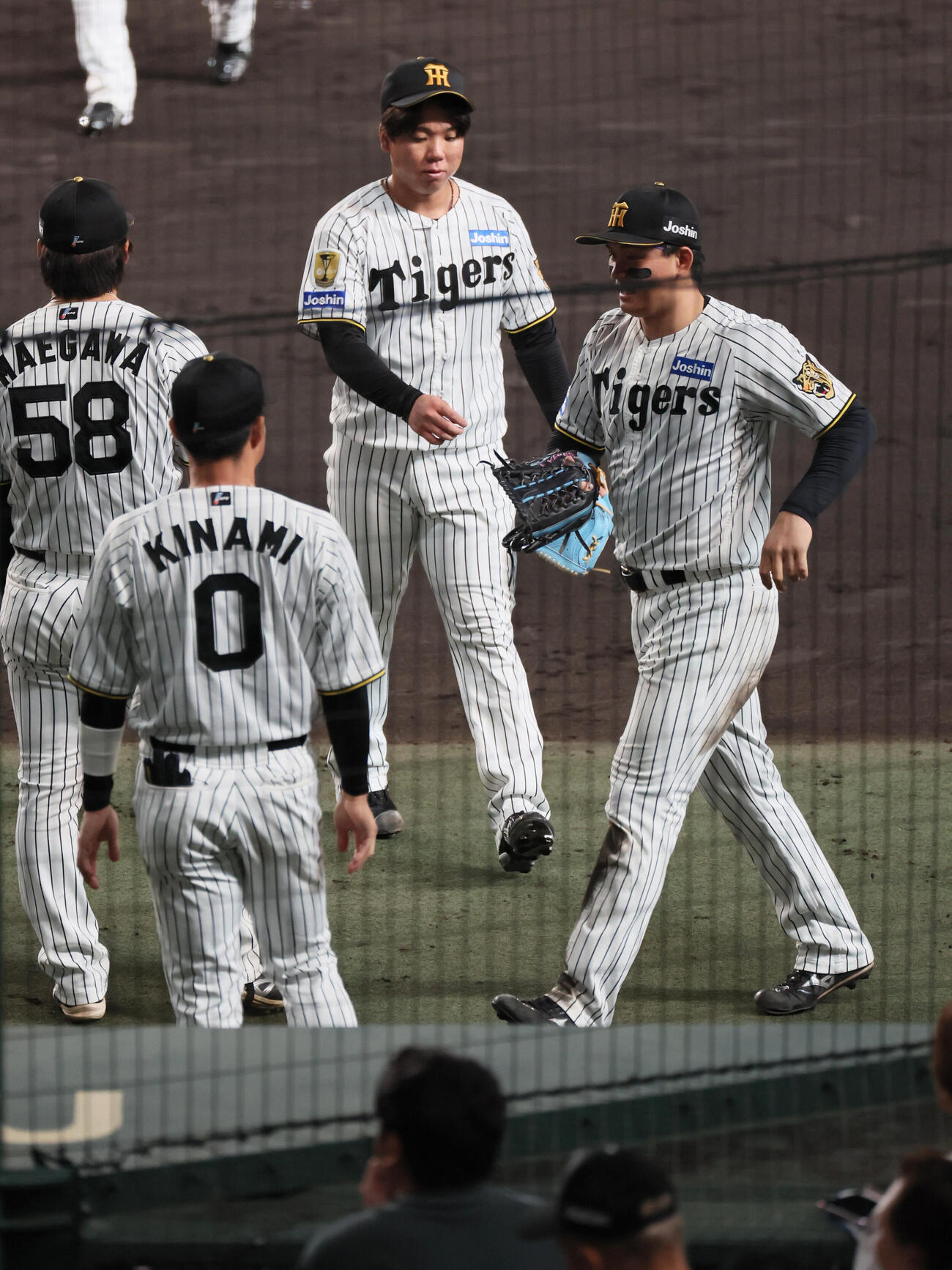 阪神対巨人　5回表巨人攻撃終了、村上頌樹は披露を浮かべてベンチに戻る（撮影・宮崎幸一）