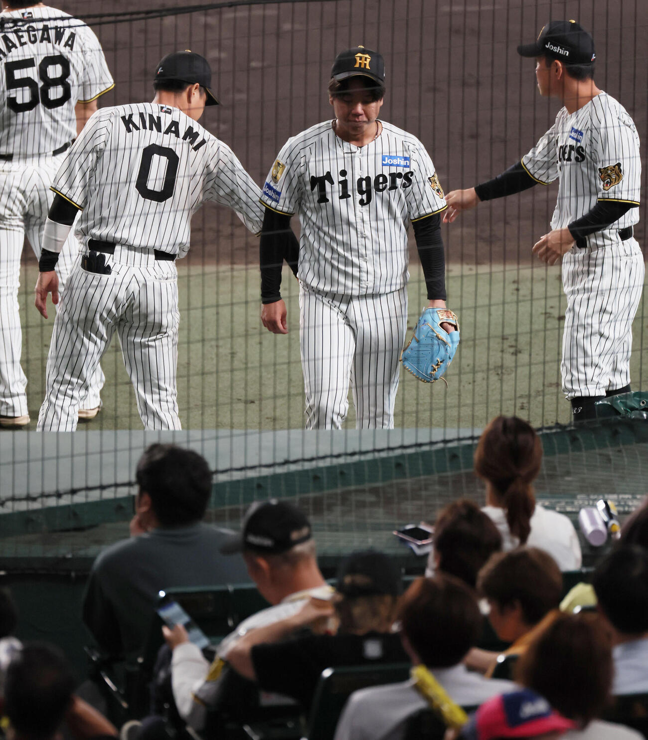阪神対巨人　5回表巨人攻撃終了、村上頌樹は披露を浮かべてベンチに戻る（撮影・宮崎幸一）