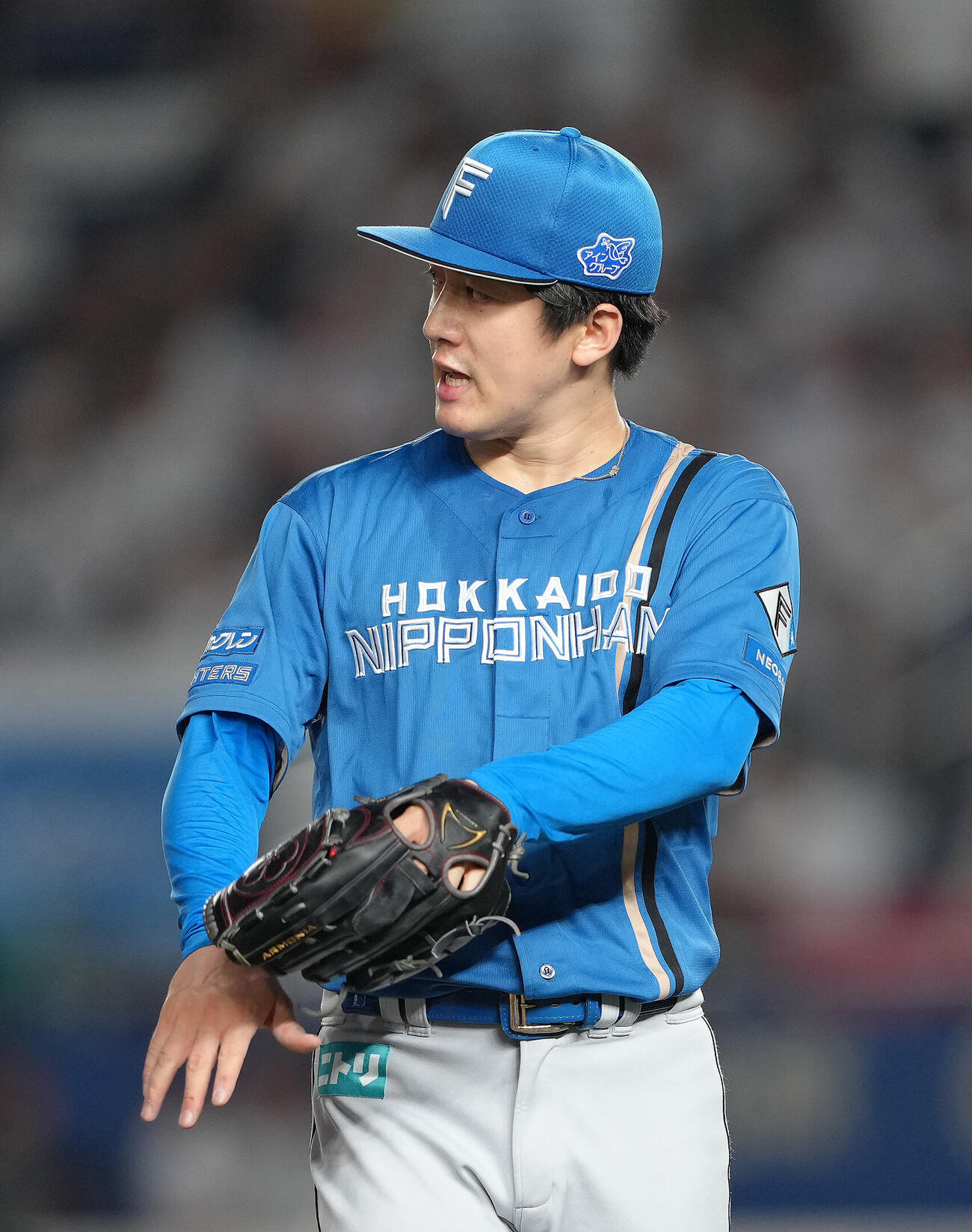 ロッテ対日本ハム　3回を無失点で終え、グラブをたたく日本ハム先発の北山亘基（撮影・足立雅史）