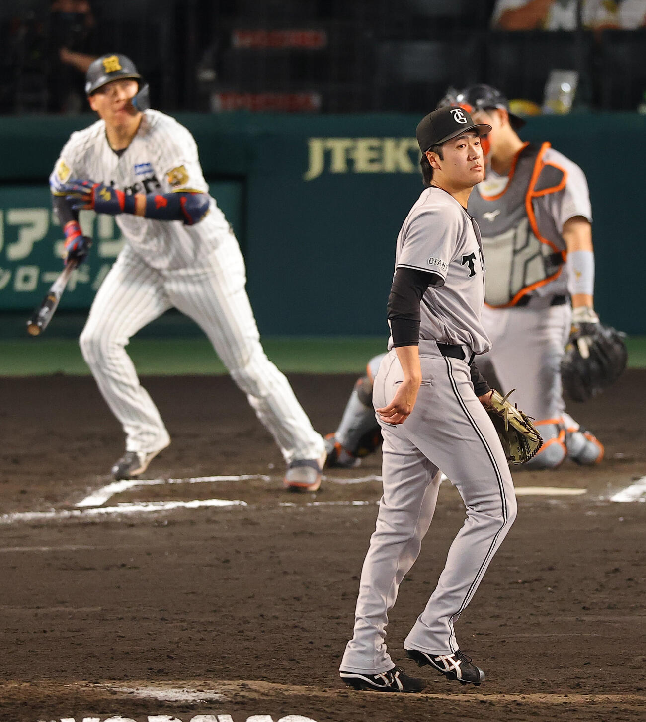 阪神対巨人　6回裏阪神無死、西舘勇陽（右）は大山悠輔に同点本塁打を浴びる（撮影・上田博志）