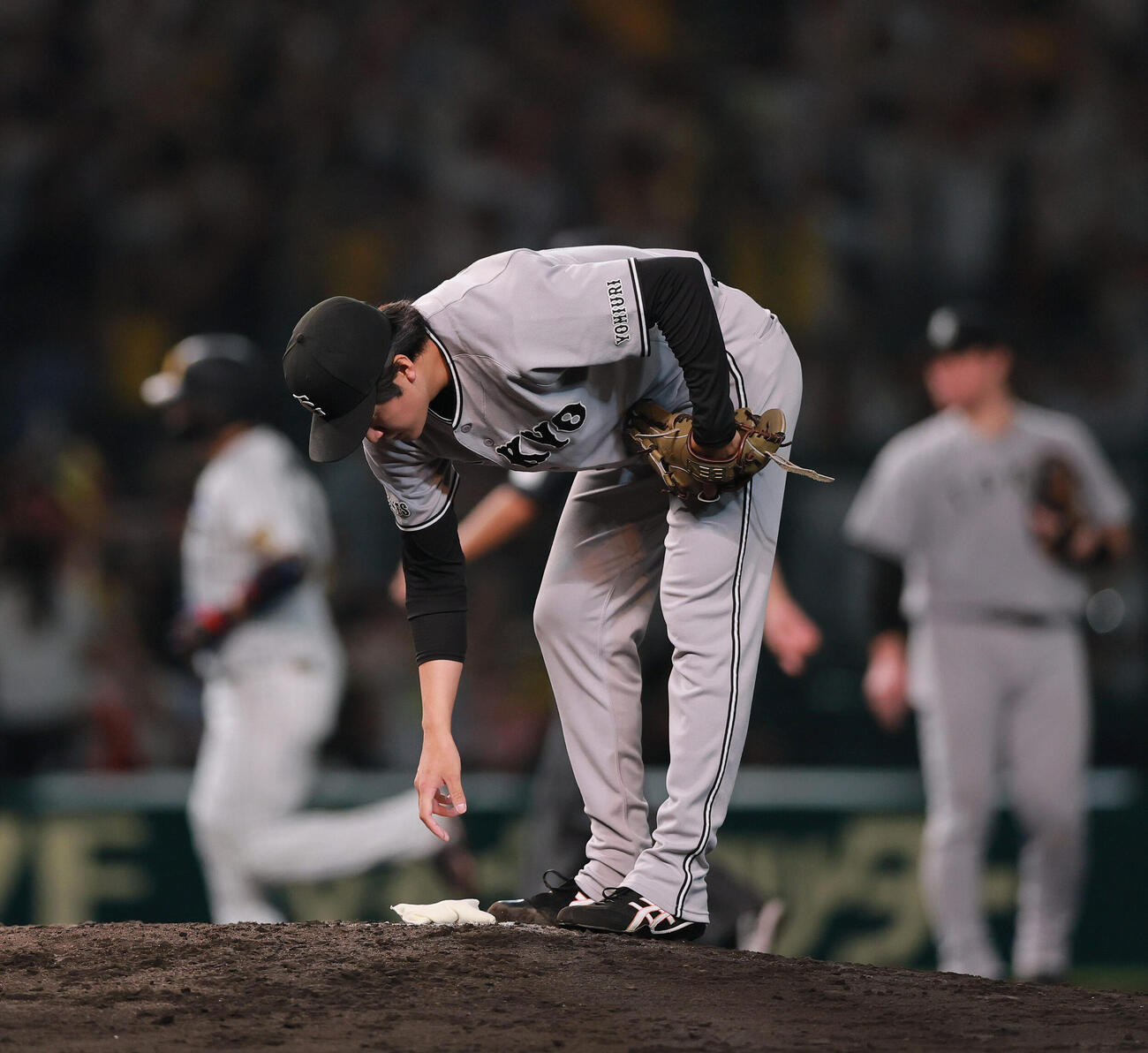 阪神対巨人　6回裏阪神無死、西舘勇陽（手前）は大山悠輔にソロ本塁打を浴びる（撮影・上山淳一）