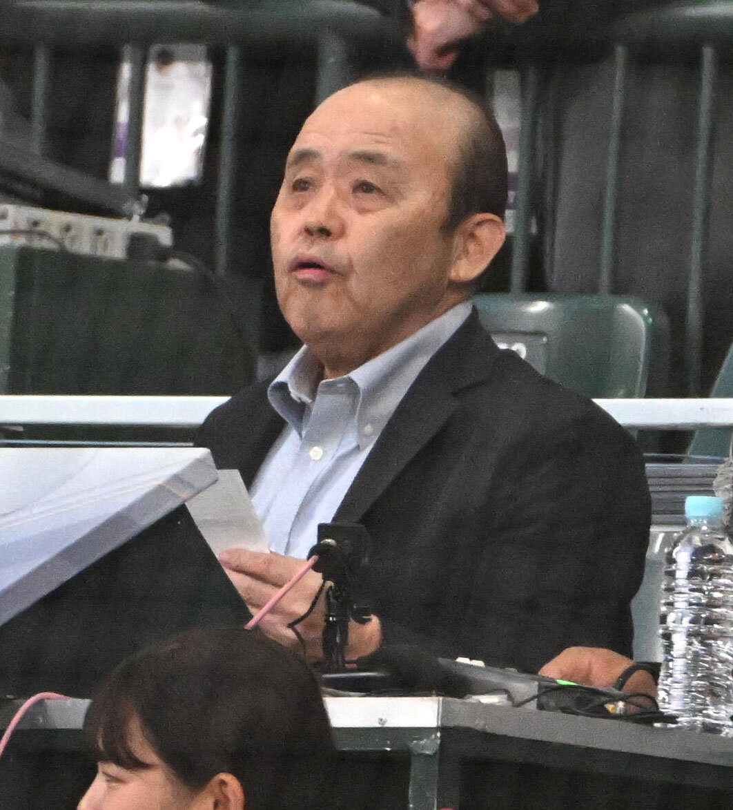阪神対巨人　ラジオの解説を務める阪神岡田彰布球団オーナー付顧問（撮影・石井愛子）