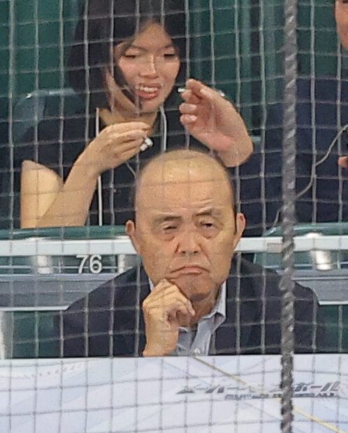 阪神対巨人　テレビ解説をする岡田彰布オーナー付顧問（撮影・上田博志）