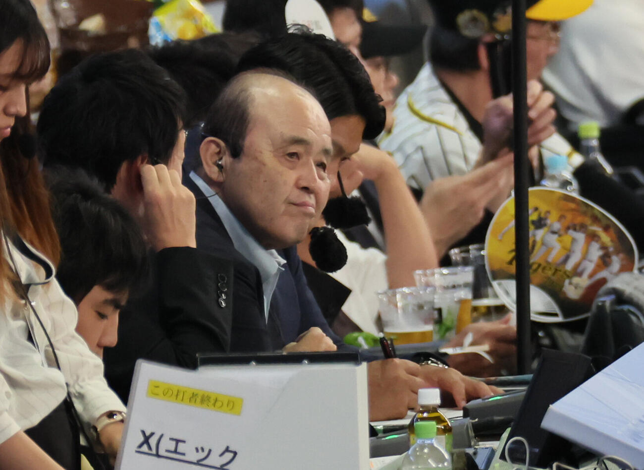 阪神対巨人　中継席で君が代を聴く岡田彰布氏（撮影・宮崎幸一）