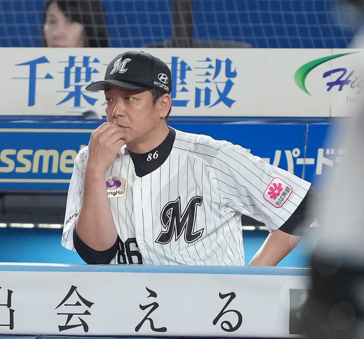 ロッテ対日本ハム　戦況を見つめるロッテ・サブロー監督（撮影・足立雅史）