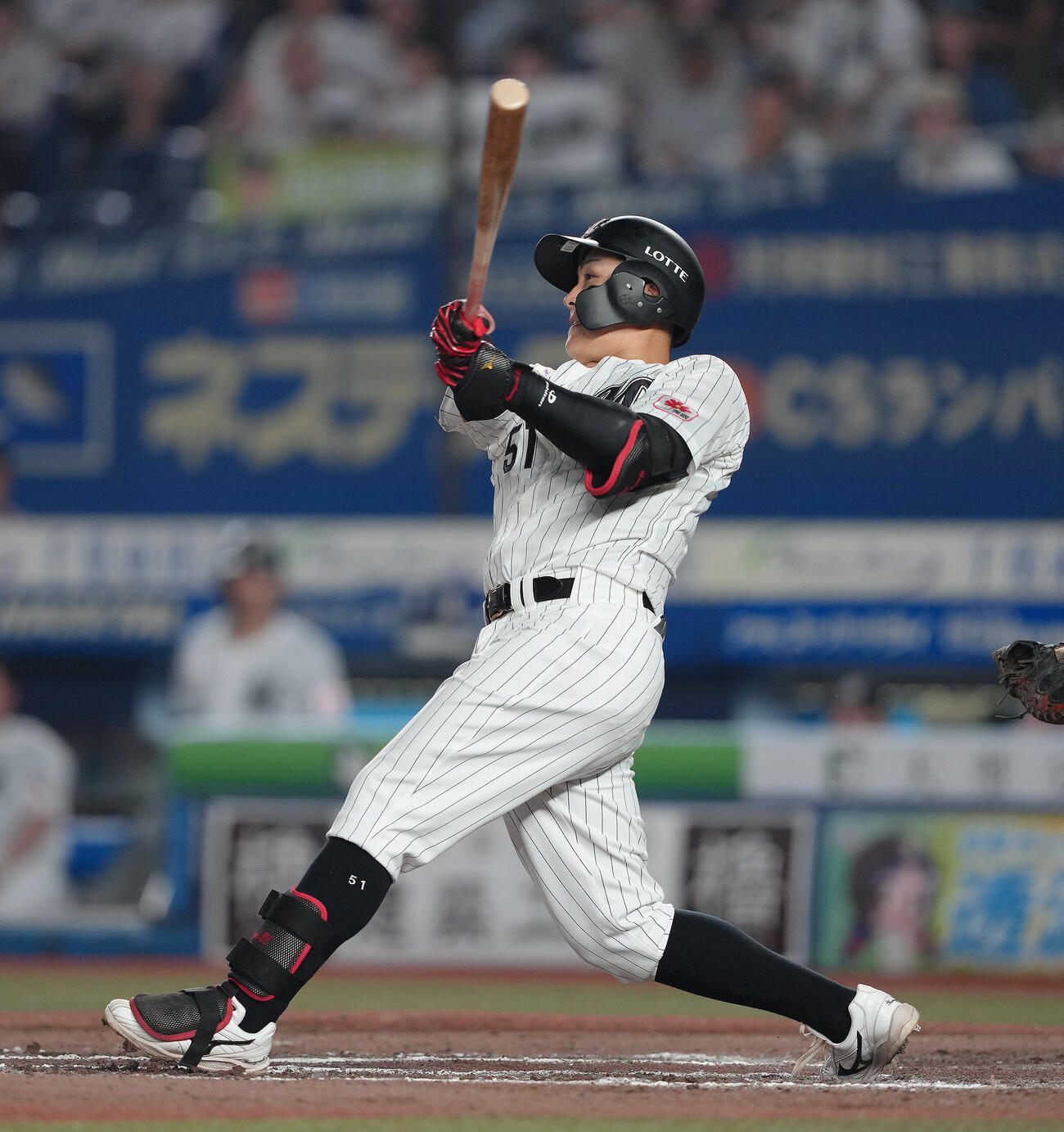 ロッテ対日本ハム　8回裏ロッテ無死、山口航輝は中越え本塁打を放つ（撮影・足立雅史）