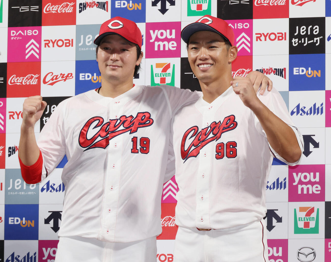 広島対中日　お立ち台でポーズを決める広島床田寛樹（左）と中村奨成（撮影・加藤孝規）