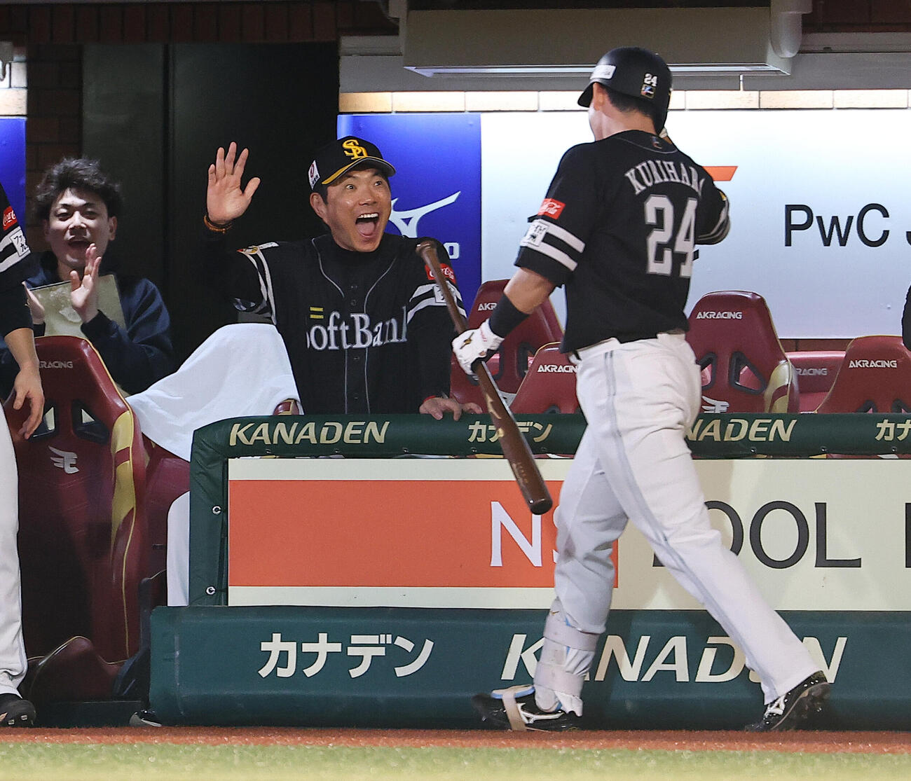 楽天対ソフトバンク　1回表ソフトバンク1死、40号本塁打を放った栗原陵矢を迎える小久保裕紀監督（撮影・野上伸悟）