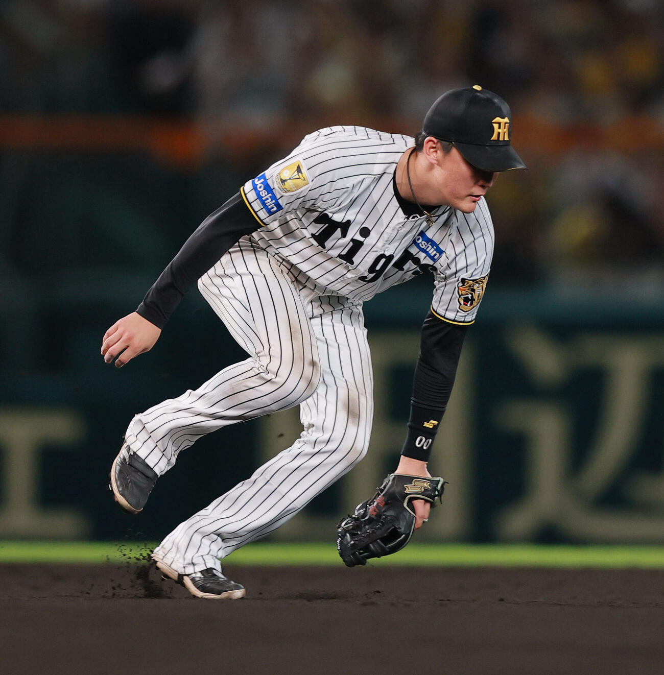 阪神対巨人　8回表巨人1死一塁、元山飛優はリチャードの打球を取れず中前打となる（撮影・上山淳一）