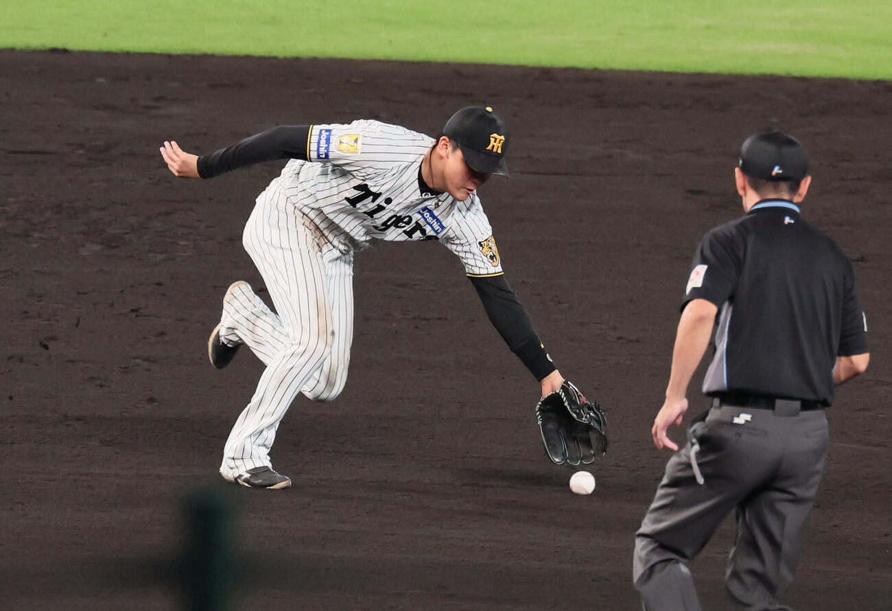 阪神対巨人　8回表巨人1死一塁、元山飛優はリチャードの打球にグラブを伸ばすが捕れず（撮影・宮崎幸一）