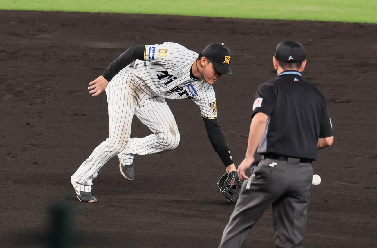 阪神対巨人　8回表巨人1死一塁、元山飛優はリチャードの打球にグラブを伸ばすが捕れず（撮影・宮崎幸一）