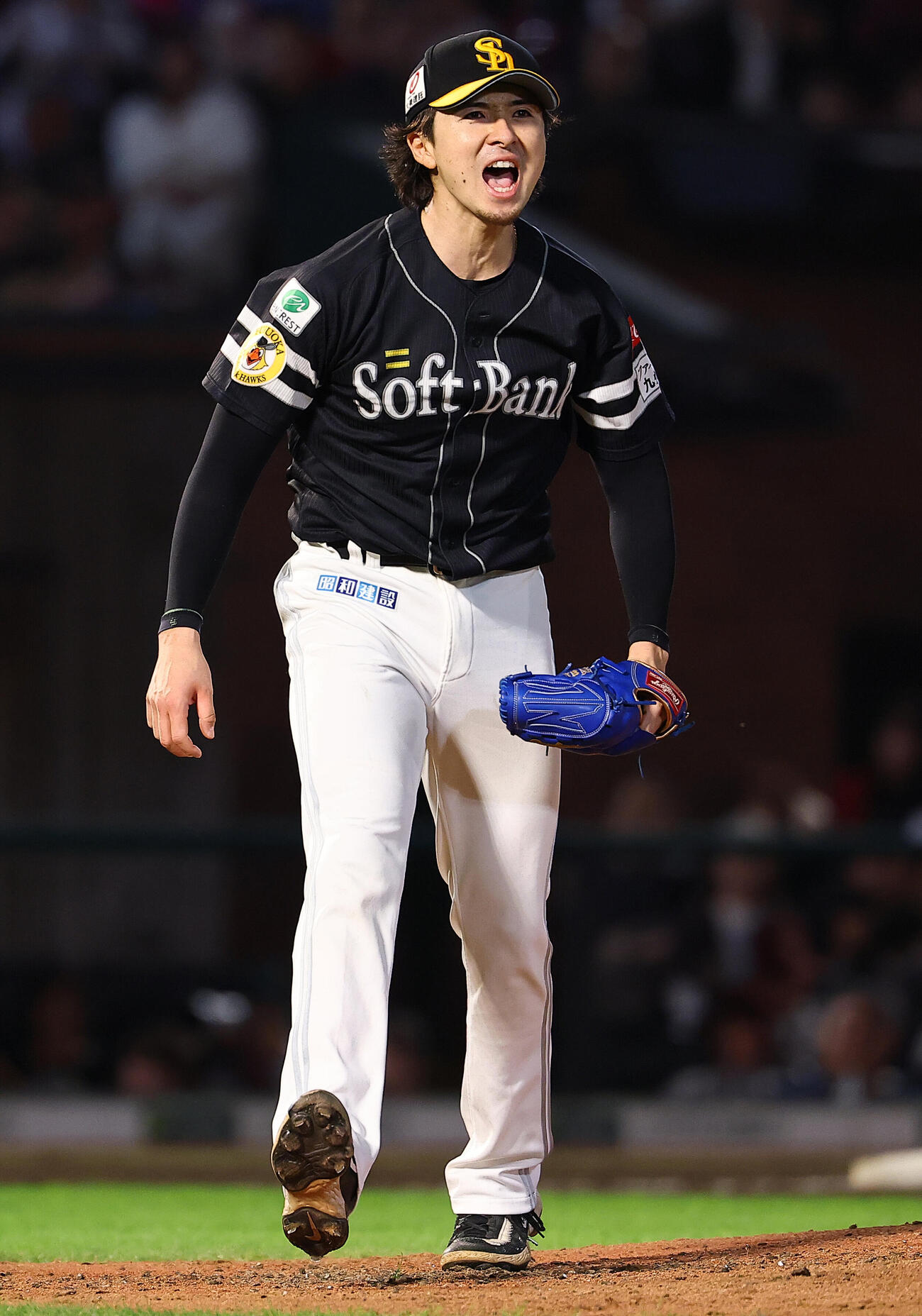 楽天対ソフトバンク　7回裏楽天2死二、三塁、小深田大翔を空振り三振に仕留めほえる上沢直之（撮影・野上伸悟）