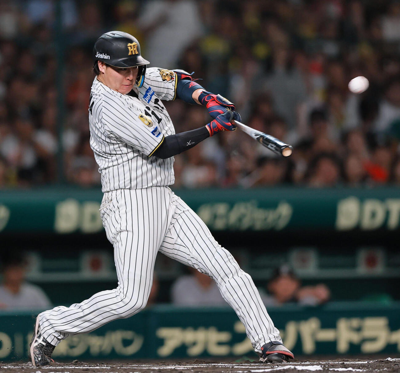 阪神対巨人　6回裏阪神無死、大山悠輔は左越えに同点本塁打を放つ（撮影・上山淳一）