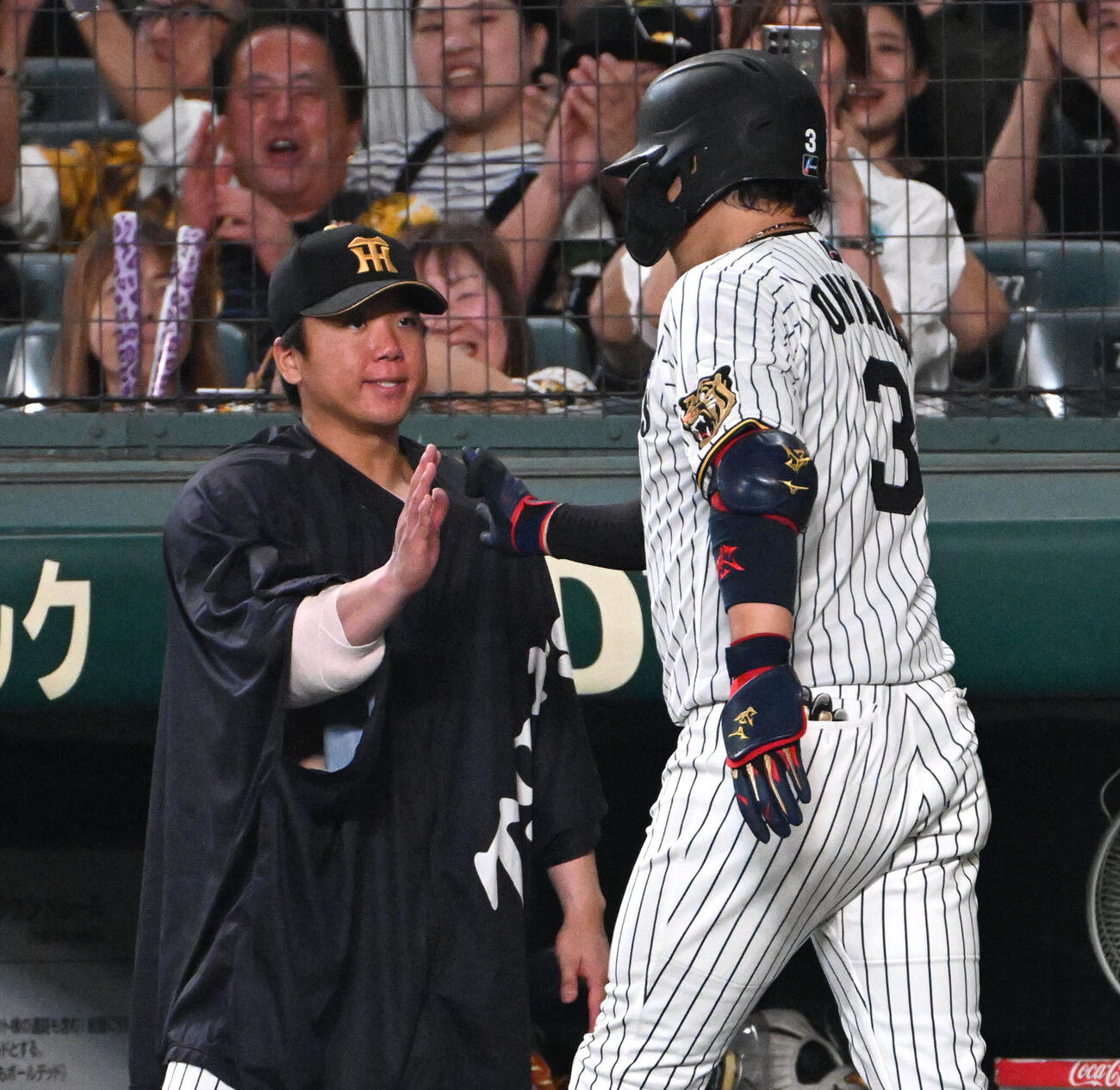 阪神対巨人　6回裏阪神無死、大山悠輔（右）は同点本塁打を放ち村上頌樹とハイタッチ（撮影・石井愛子）