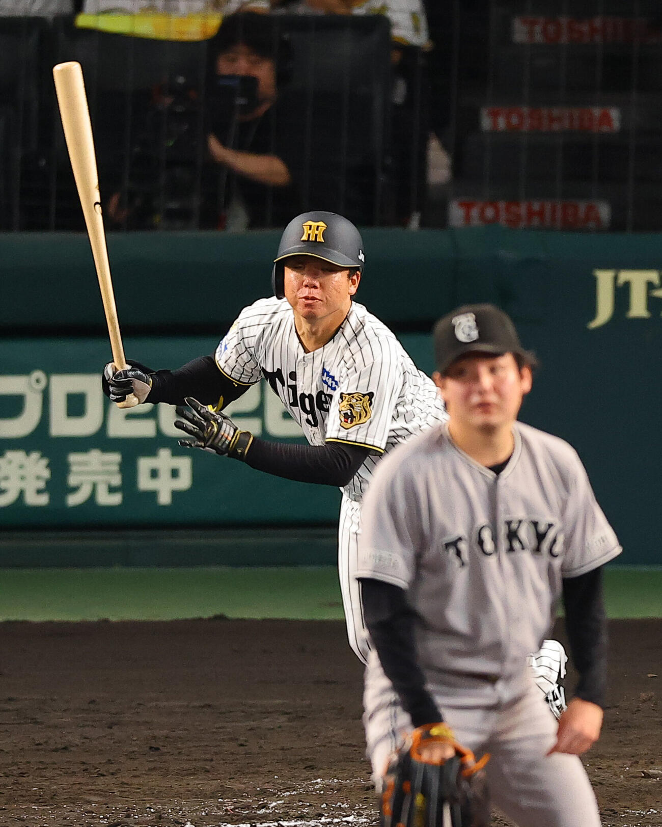阪神対巨人　4回裏阪神2死一塁、村上頌樹は二塁打を放つ（撮影・上田博志）