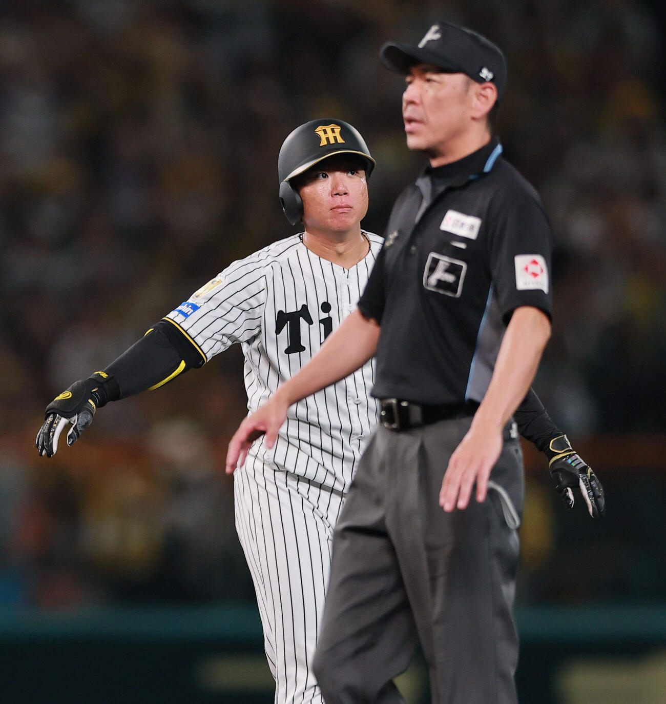 阪神対巨人　4回裏阪神2死一塁、村上頌樹は二塁打を放つ（撮影・上山淳一）