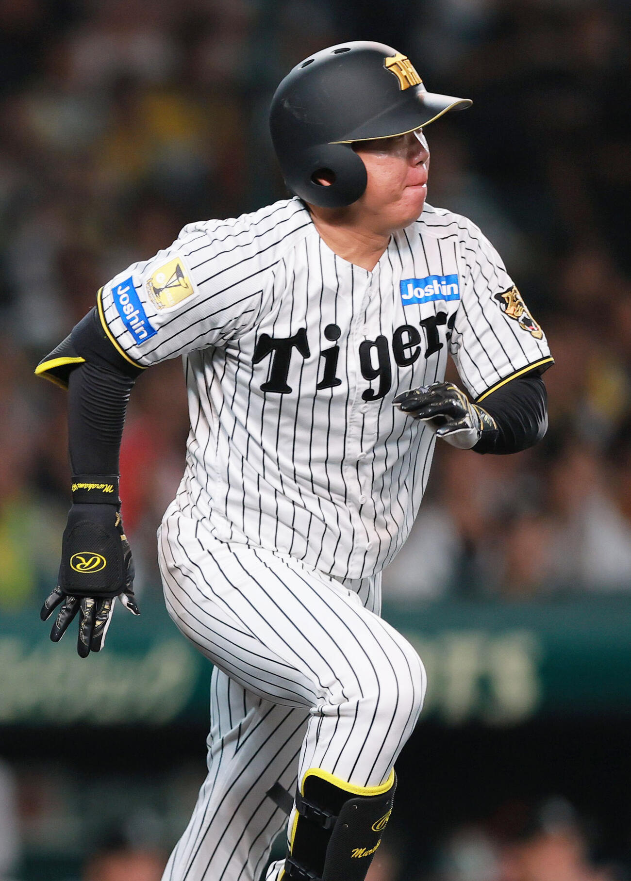 阪神対巨人　4回裏阪神2死一塁、村上頌樹は二塁打を放つ（撮影・上山淳一）