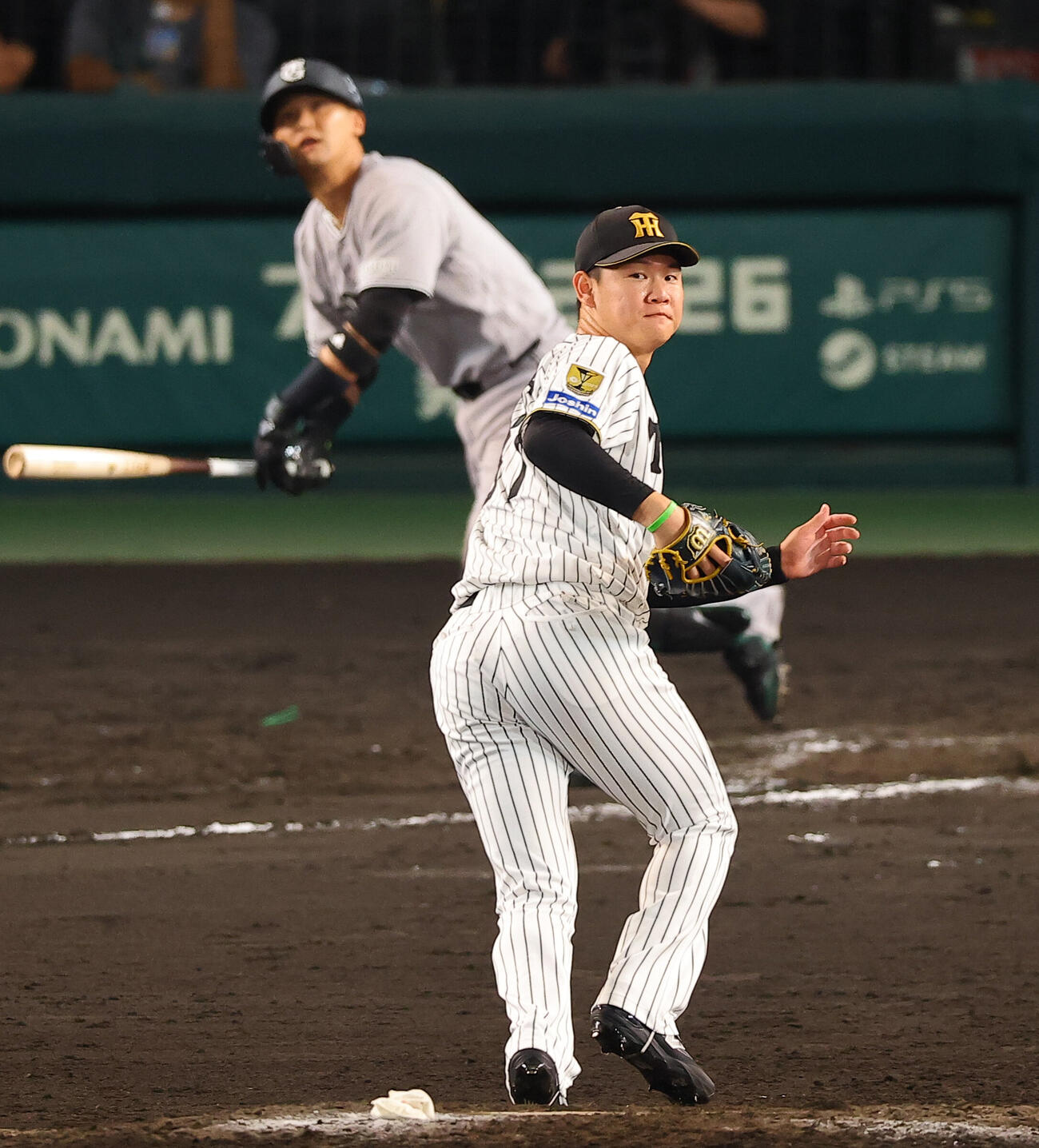 阪神対巨人　8回表巨人1死一、三塁、及川雅貴は吉川尚輝に勝ち越し犠飛を浴びる（撮影・上田博志）