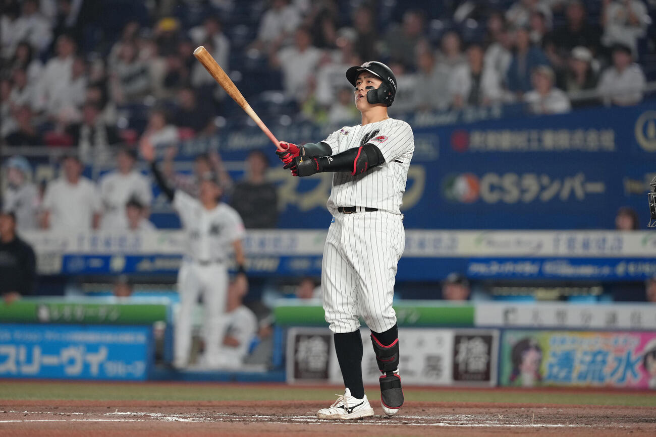 ロッテ対日本ハム　9回裏ロッテ2死満塁、山口航輝は特大のファウルを放つ（撮影・足立雅史）