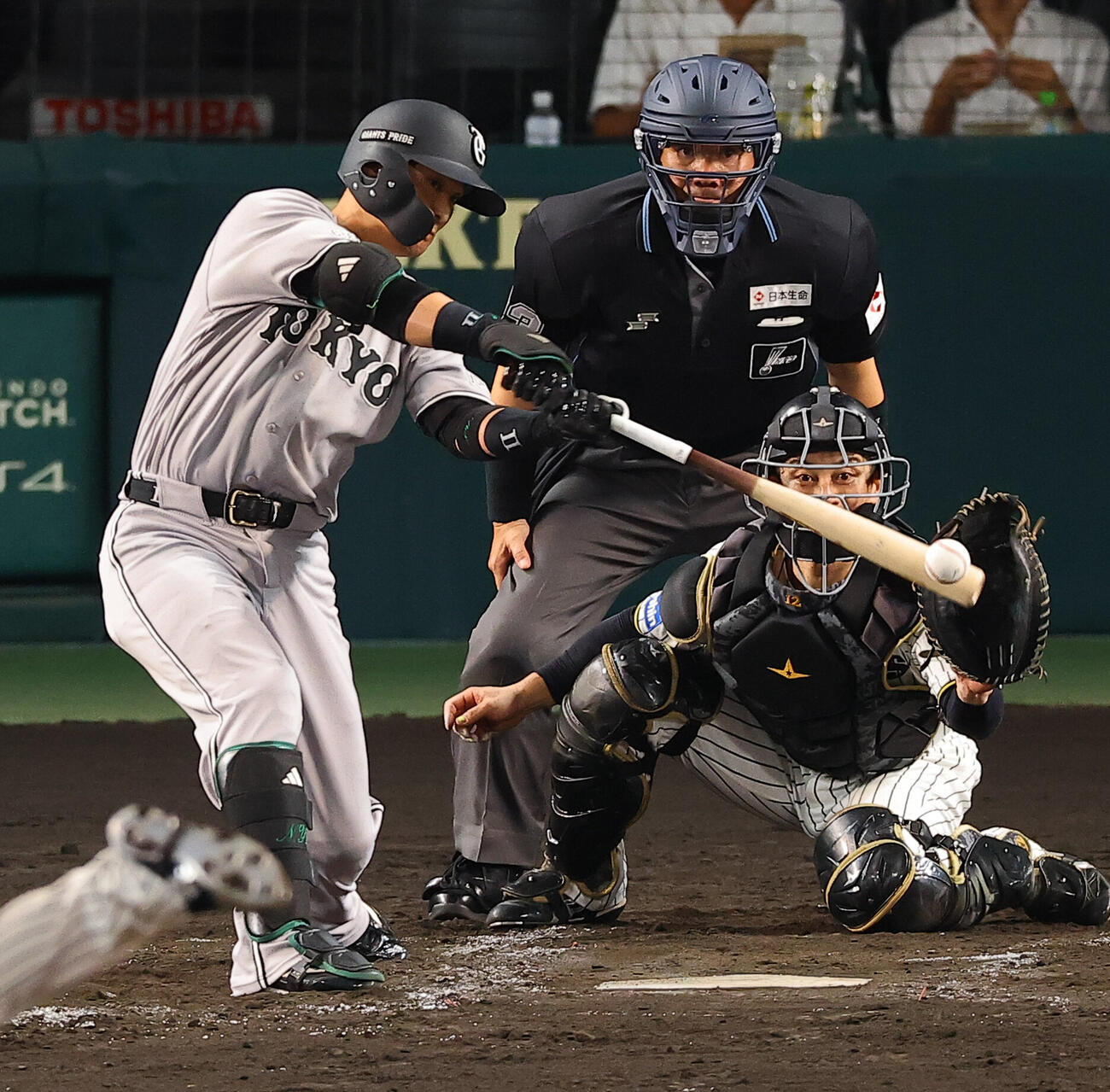 阪神対巨人　4回表巨人1死一、二塁、吉川尚輝は先制適時打を放つ（撮影・上田博志）