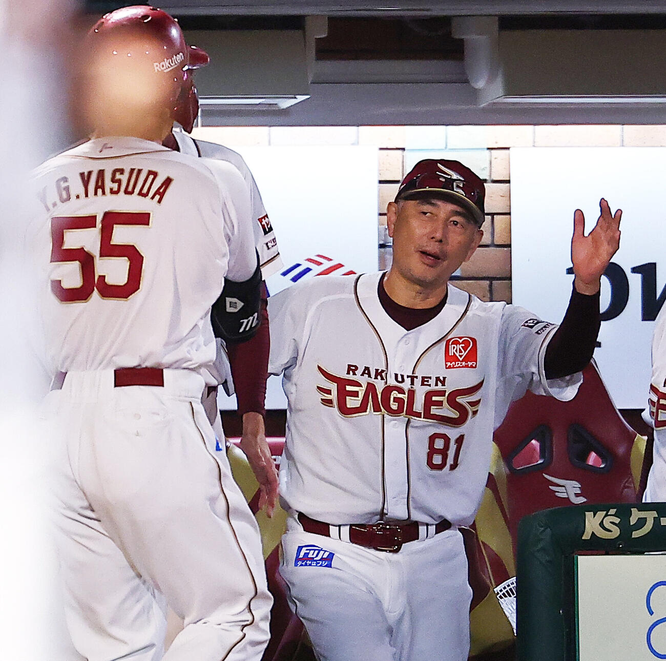 楽天対ソフトバンク　9回裏楽天無死、本塁打を放ったYG安田を迎える吉井理人監督（撮影・野上伸悟）