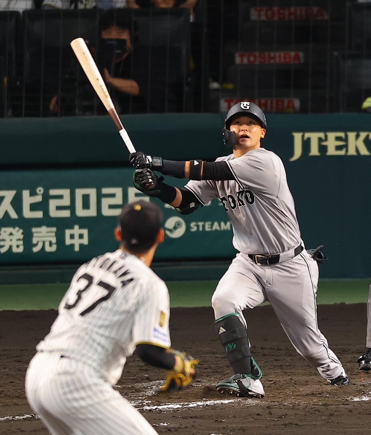 阪神対巨人　8回表巨人1死一、三塁、吉川尚輝は勝ち越しの中犠飛を放つ（撮影・上田博志）