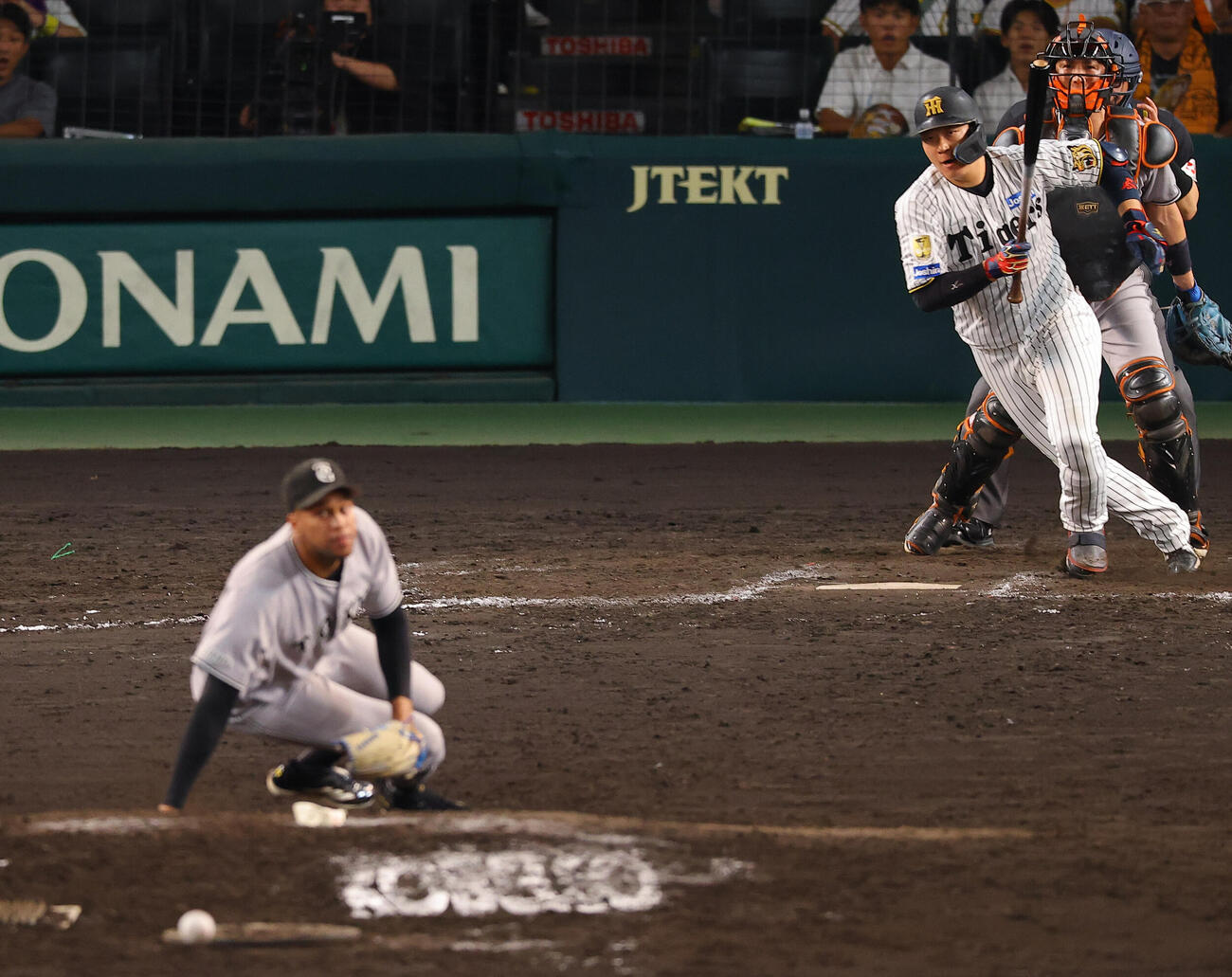阪神対巨人　9回裏阪神2死二、三塁、大山悠輔は同点適時打を放つ（撮影・上田博志）