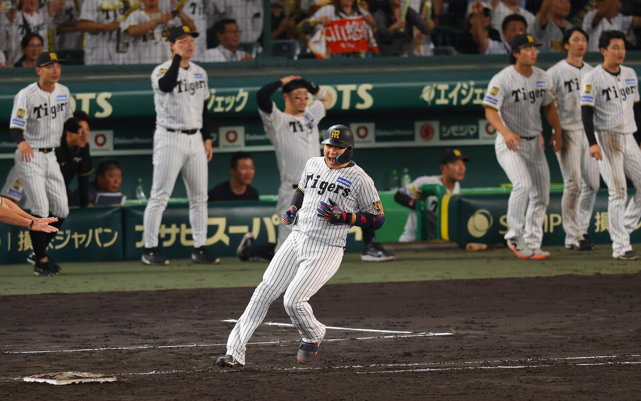 阪神対巨人　9回裏阪神2死二、三塁、大山悠輔は同点適時打を放つ（撮影・上田博志）