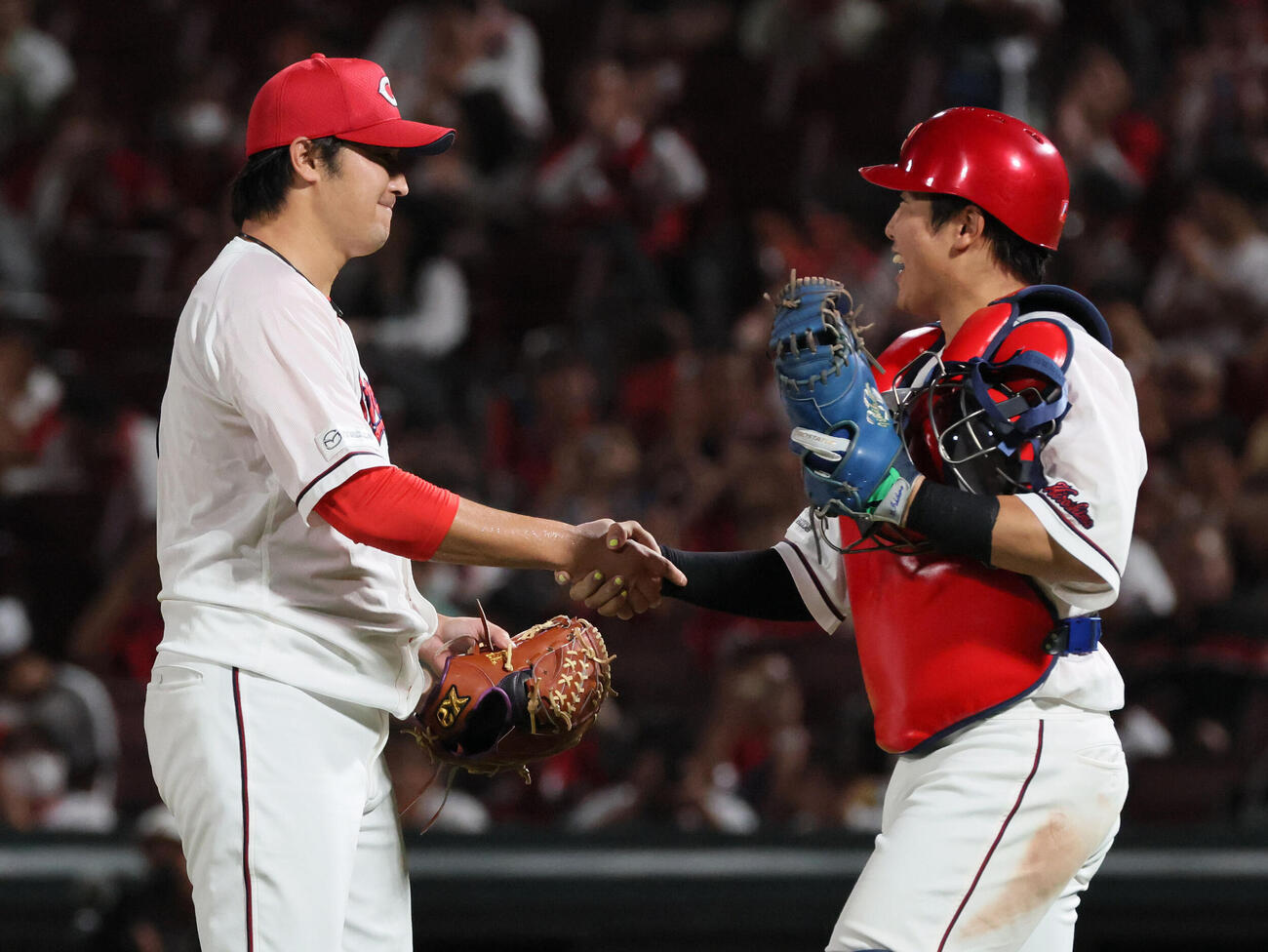 広島対中日　完投勝利の床田寛樹（左）は石原貴規と握手（撮影・加藤孝規）