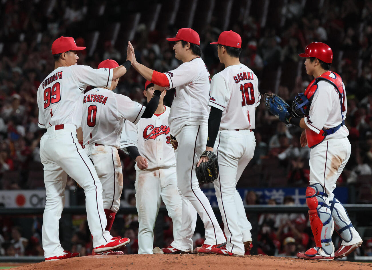広島対中日　完投勝利の床田寛樹（中央）と広島ナイン（撮影・加藤孝規）