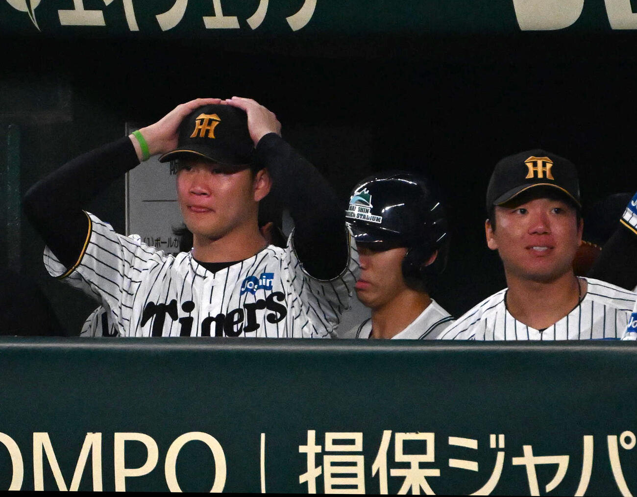 阪神対巨人　9回裏阪神2死一、三塁、大山悠輔の適時打に泣く及川雅貴（左）（撮影・石井愛子）